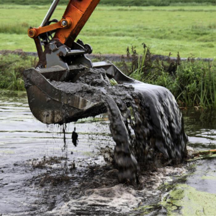 Foto van baggerwerkzaamheden in een sloot