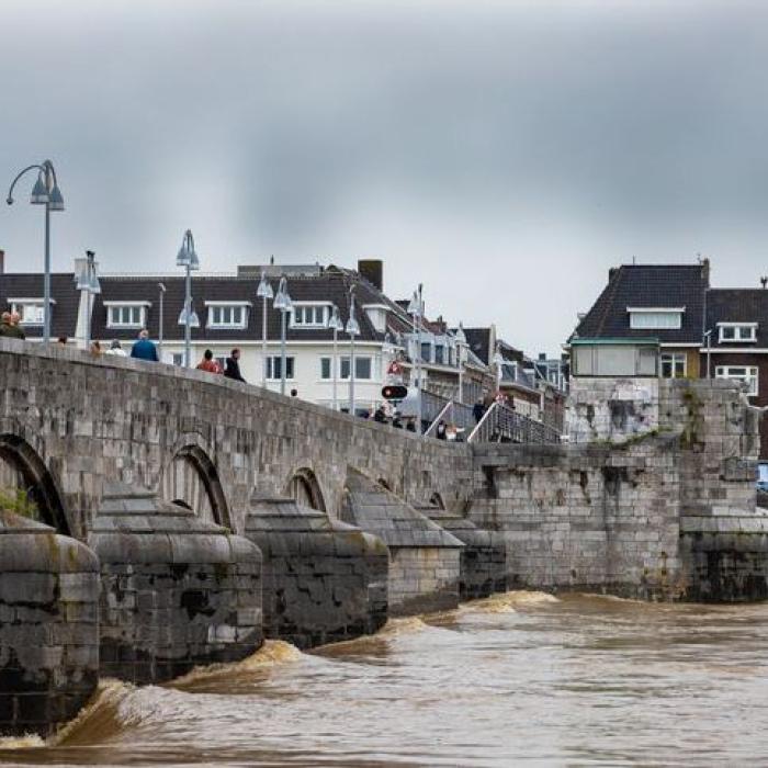 Kolkende Maas bij Maastricht na de hevige regenval in juli 2021