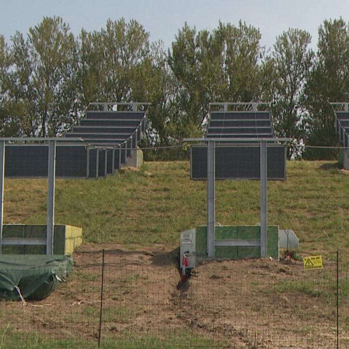 Foto van proefopstelling zonnepanelen op de Knardijk in Flevoland