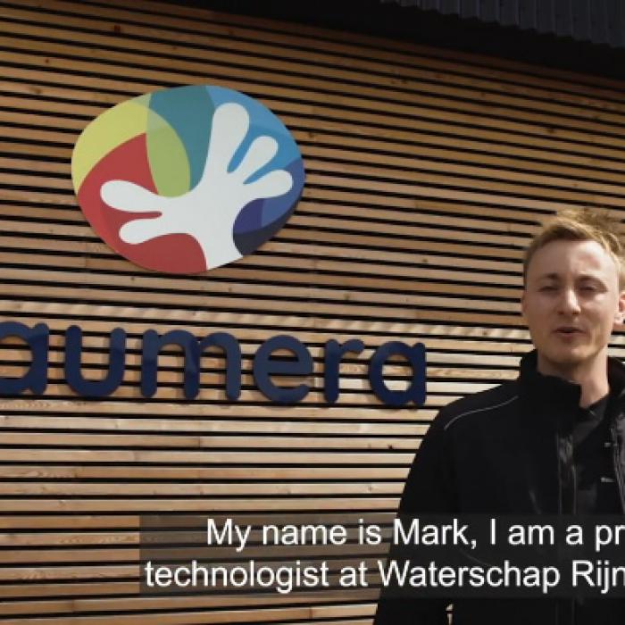 Foto van procestechnoloog Mark voor het gebouw waarin de Kaumera installatie staat