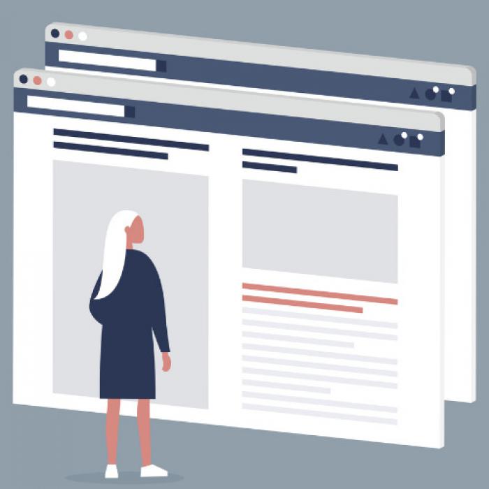 Vrouw bekijkt website