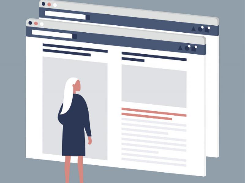 Vrouw bekijkt website