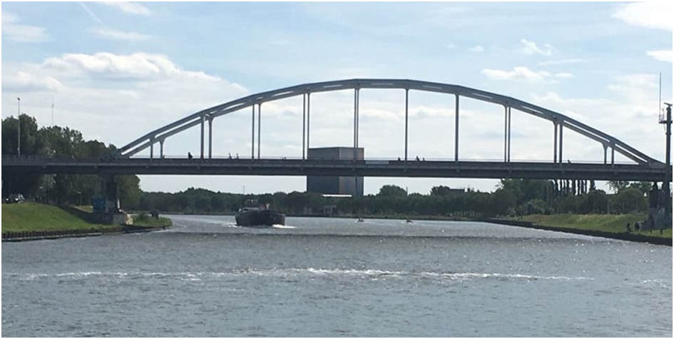 Afbeelding 9. Inzet tijdelijk bellenscherm in Amsterdam-Rijnkanaal (zomer 2018), dit is later vervangen door een permanente opstelling (bron: waterforum.net).