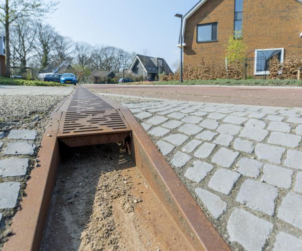 Een hemelwaterafvoer langs een weg