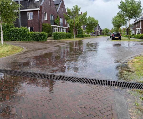 Straat in een nieuwbouwwijk met een waterafvoergoot