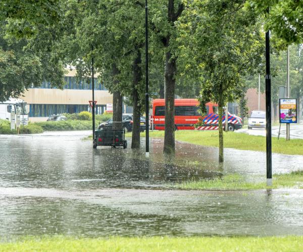 Ondergelopen weg en plantsoen a.g.v. hemelwater
